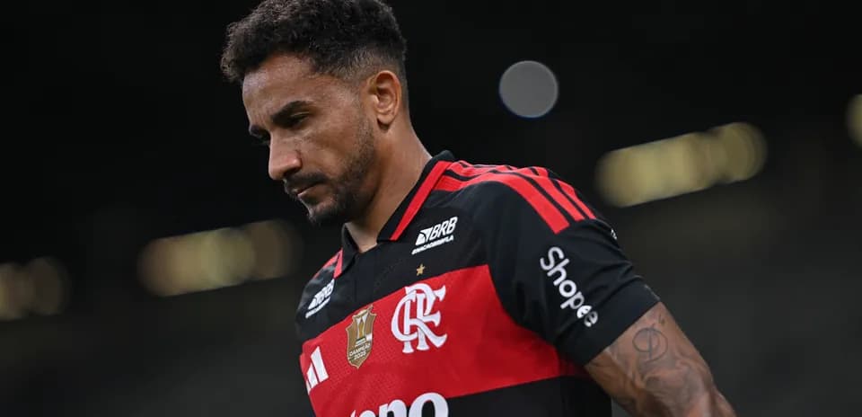 Joueur de Flamengo en maillot noir et rouge
