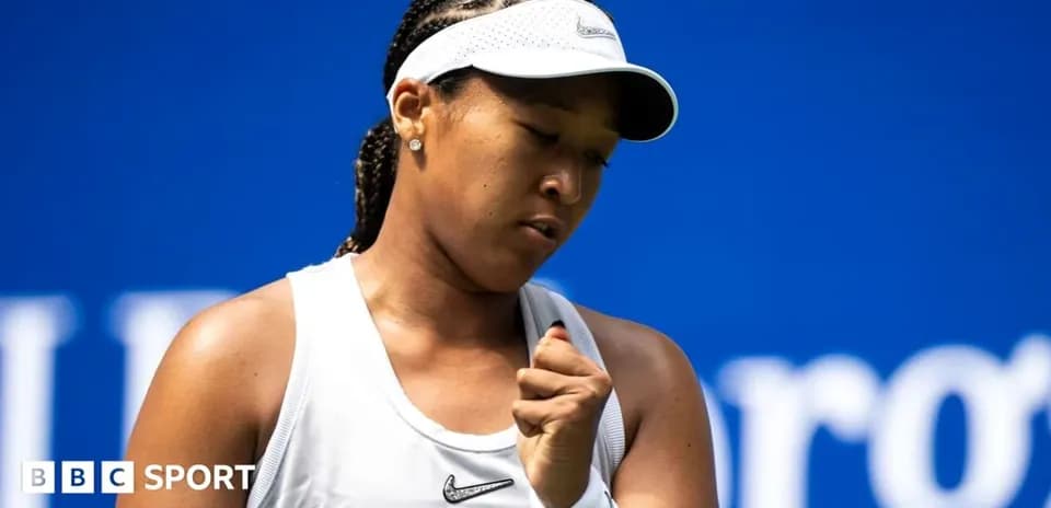 Joueuse de tennis concentrée sur le court