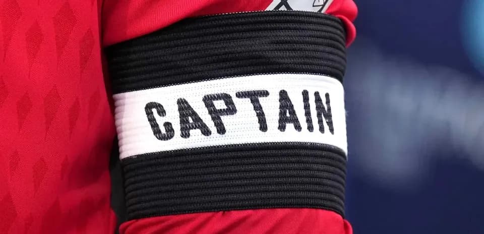 Bras de capitaine avec inscription 'CAPTAIN'
