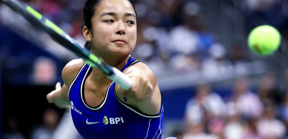 Joueuse de tennis frappant une balle pendant un match