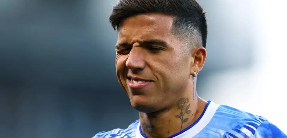 Joueur avec un maillot bleu sur le terrain