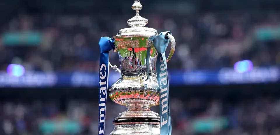 Trophée de la FA Cup avec des rubans bleus