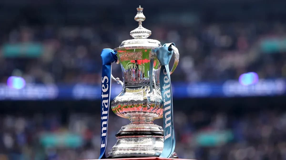 Trophée de la FA Cup avec des rubans bleus