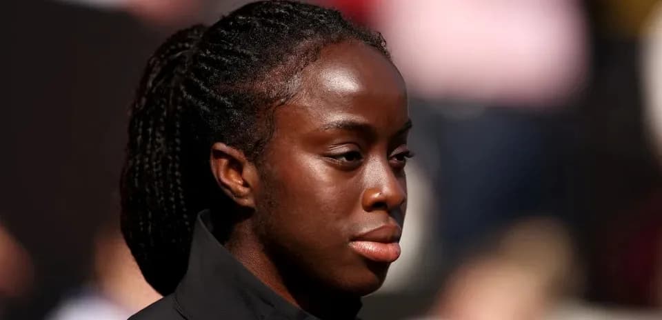 Joueuse en tenue de sport se préparant pour le match
