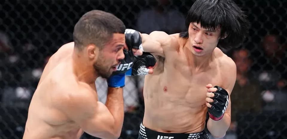 Deux combattants s'affrontant dans l'octogone UFC