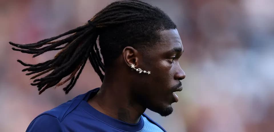 Joueur avec des dreads et des boucles d'oreilles