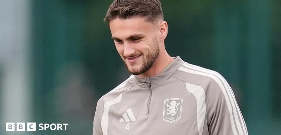 Joueur souriant lors de l'entraînement à Aston Villa