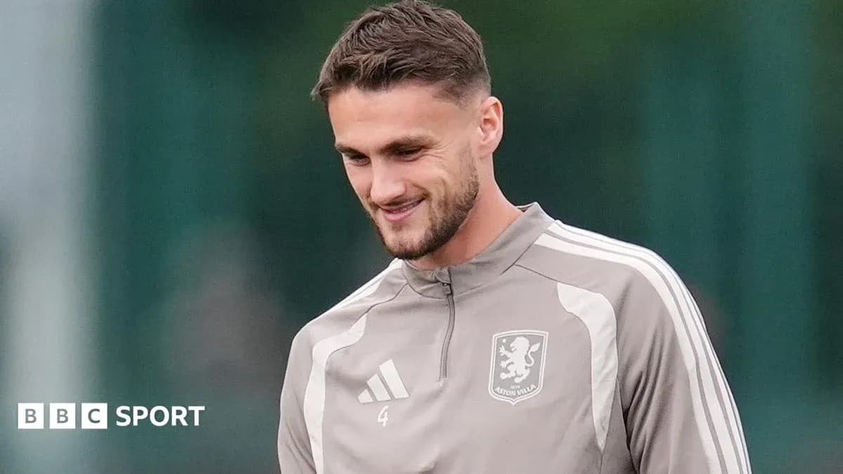 Joueur souriant lors de l'entraînement à Aston Villa