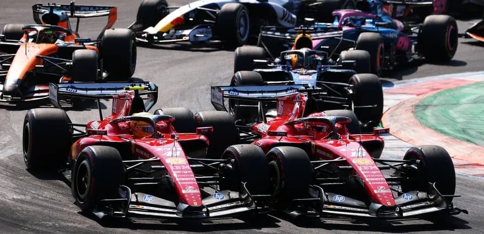 Deux Ferrari en duel sur circuit de Formule 1