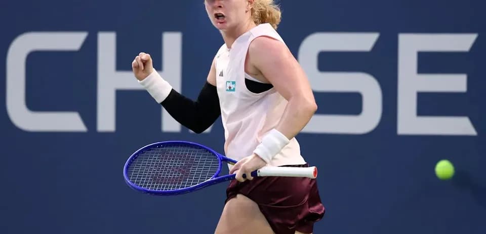 Joueuse de tennis célébrant un point au tournoi