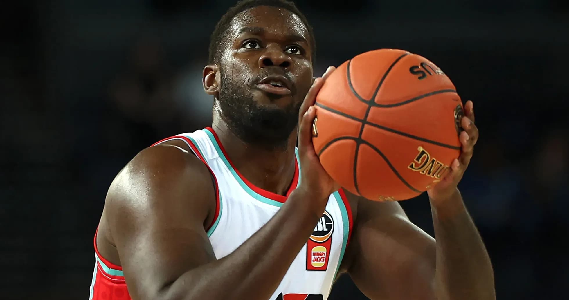 Joueur de basketball tirant au panier pendant un match