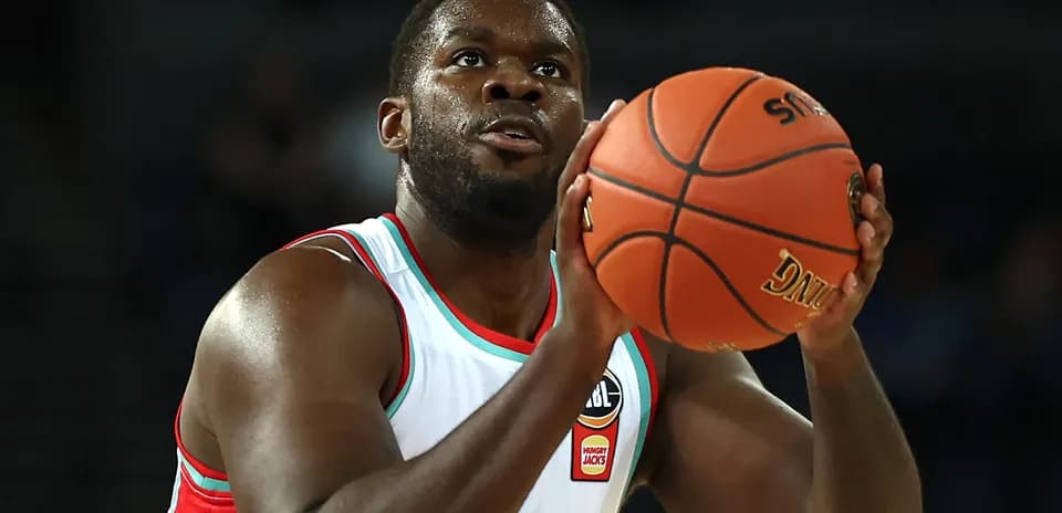 Joueur de basketball tirant au panier pendant un match