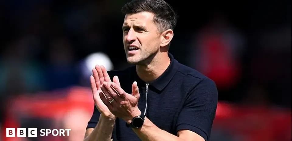 Entraîneur applaudissant lors d'un match