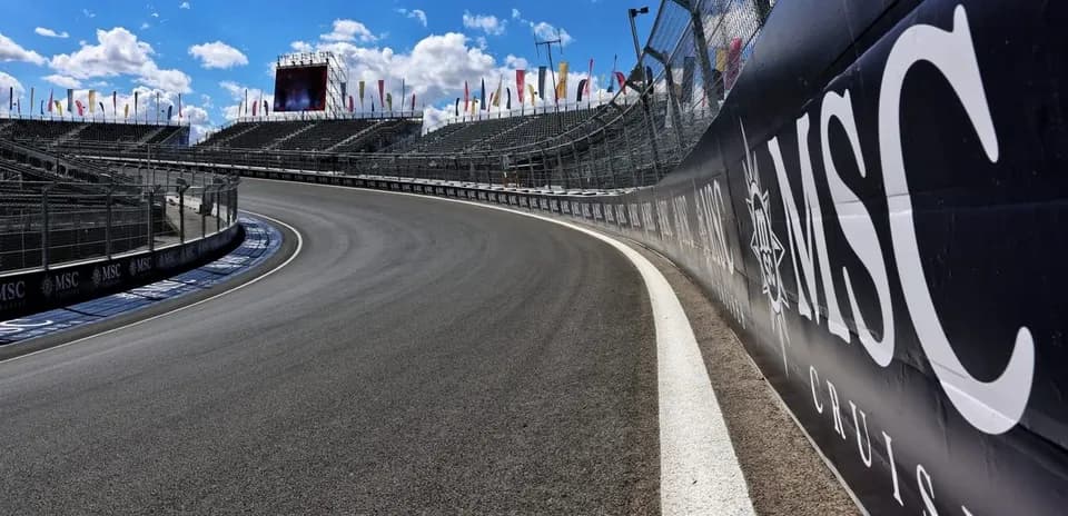 Vue de la courbe d'un circuit de course