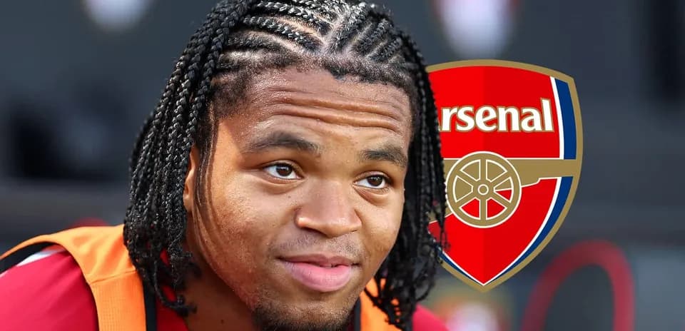 Joueur d'Arsenal avec des cheveux tressés en gros plan