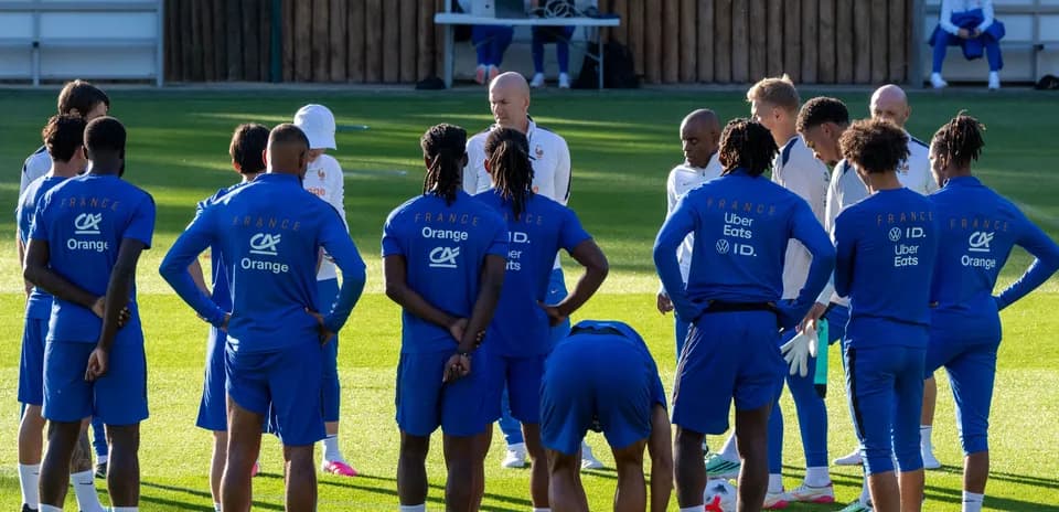 Équipe de France en discussion lors d'un entraînement