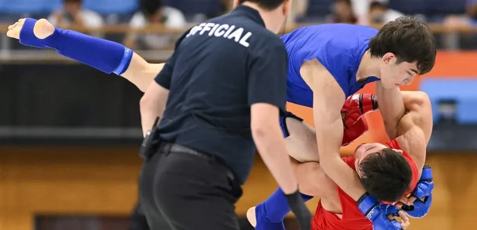 Lutte entre deux combattants sur le ring