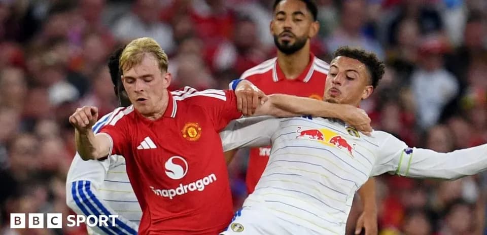 Deux joueurs se battent pour le ballon lors du match