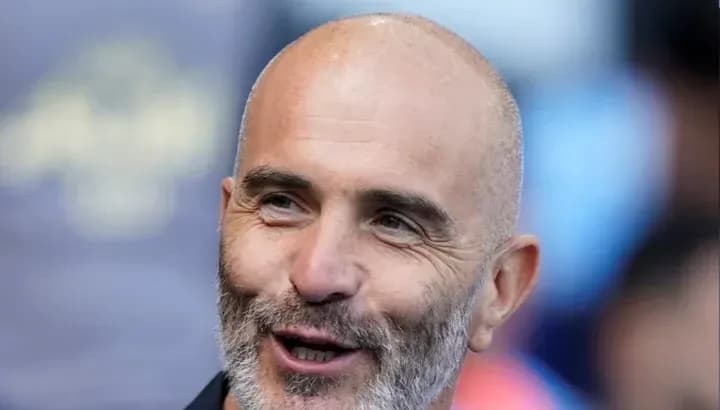 Homme souriant lors d'un événement sportif
