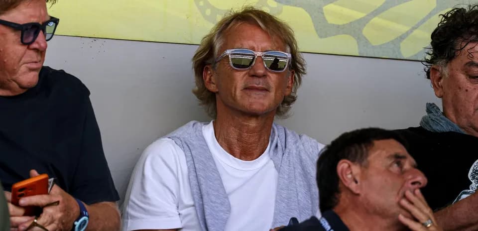 Homme assis portant des lunettes de soleil dans les gradins