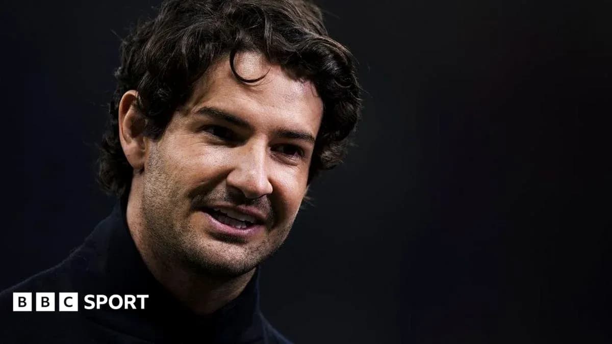 Homme souriant lors d'une interview sportive