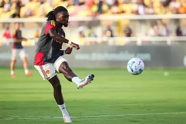 Joueur frappant le ballon lors de l'entraînement