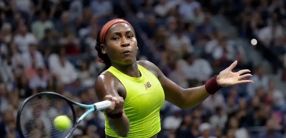 Joueuse de tennis en action sur le court