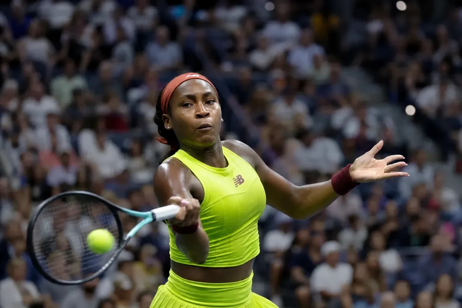 Joueuse de tennis en action sur le court
