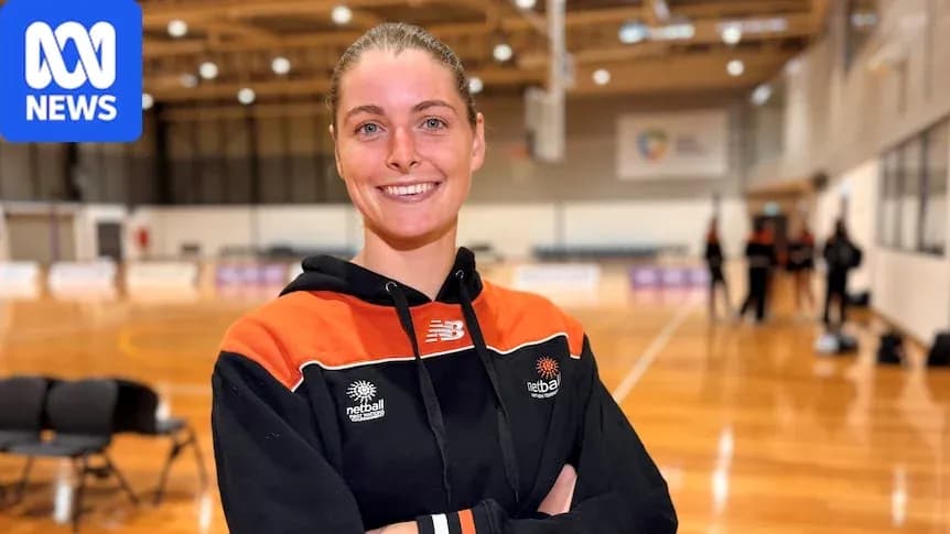 Joueuse de netball souriante dans le gymnase
