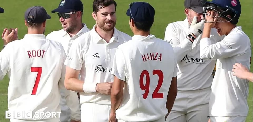 Joueurs de cricket se congratulant sur le terrain