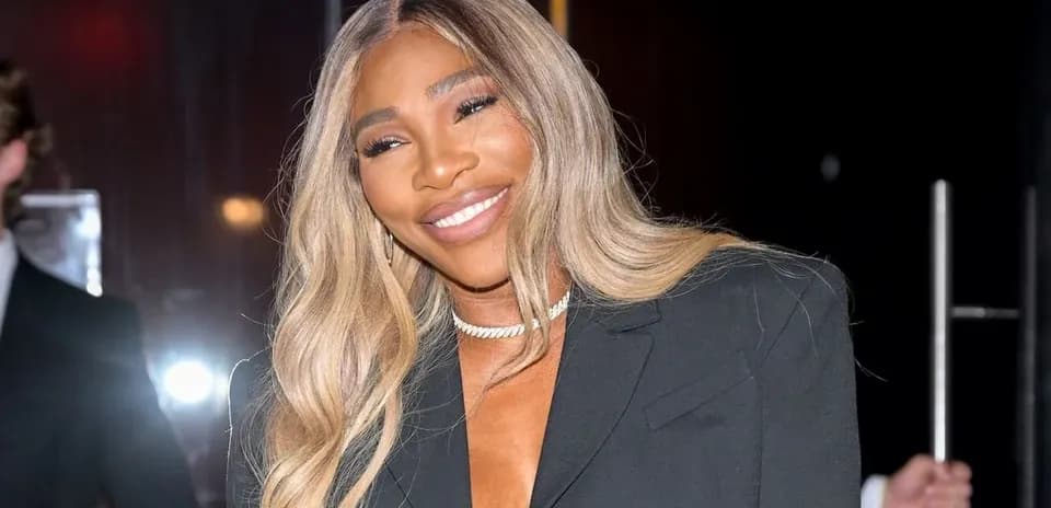Femme souriante en tenue élégante avec cheveux longs