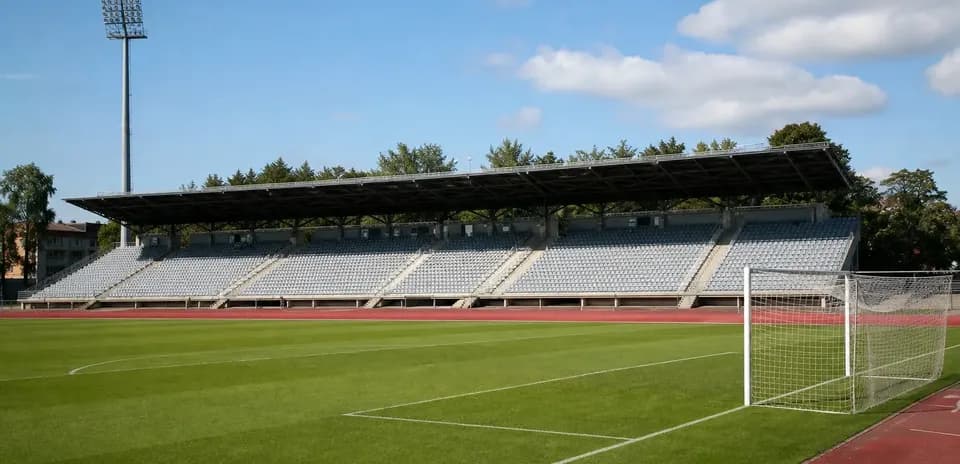 Vue d'un stade de football avec tribunes vides