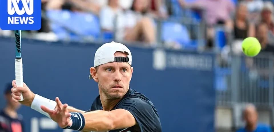 Joueur de tennis frappant une balle lors d'un match