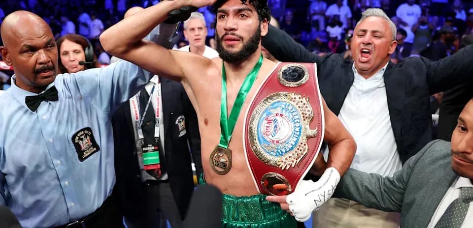 Boxeur célébrant avec ceinture après la victoire