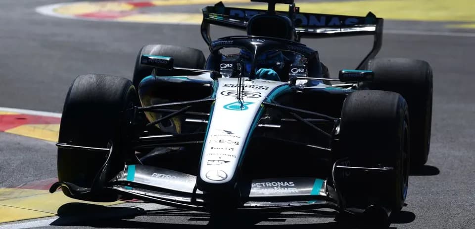 Voiture de Formule 1 Mercedes sur circuit