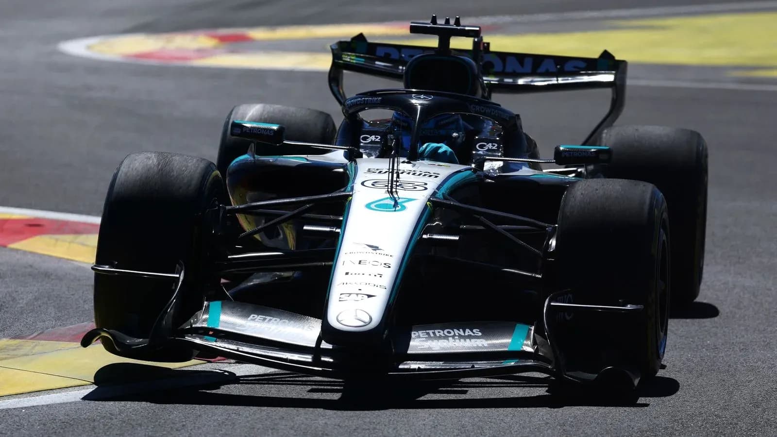 Voiture de Formule 1 Mercedes sur circuit