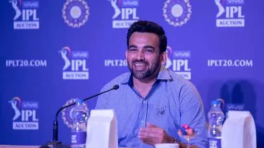 Homme souriant lors d'une conférence de presse IPL