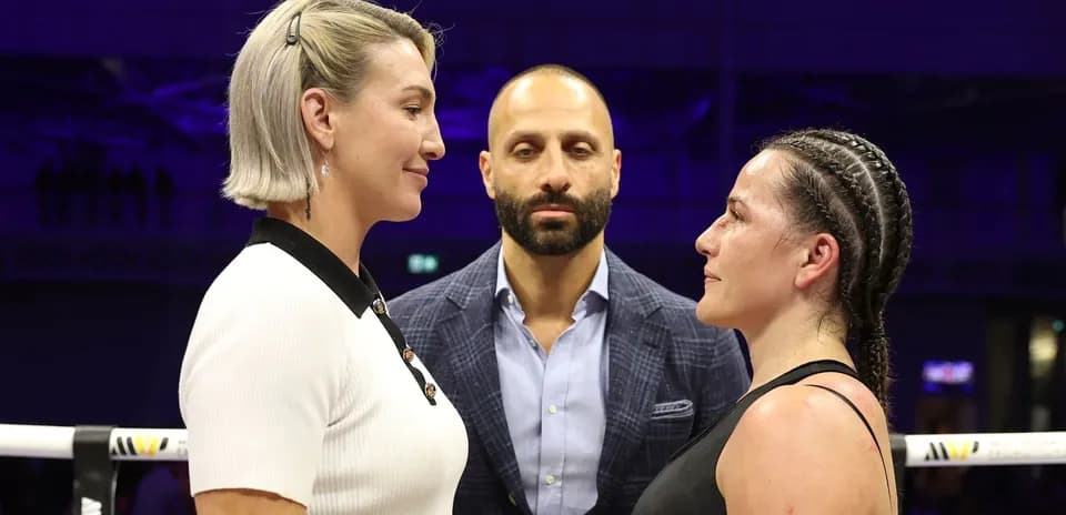 Deux boxeuses face à face avant le combat