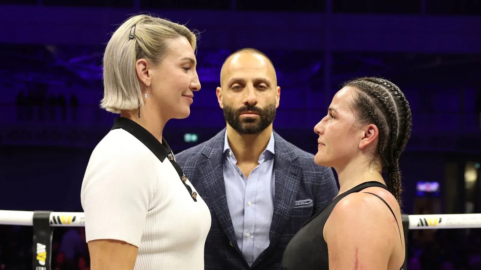 Deux boxeuses face à face avant le combat