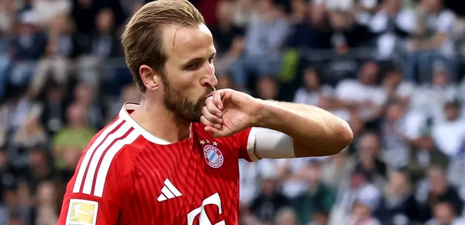 Joueur de Bayern Munich embrassant son maillot