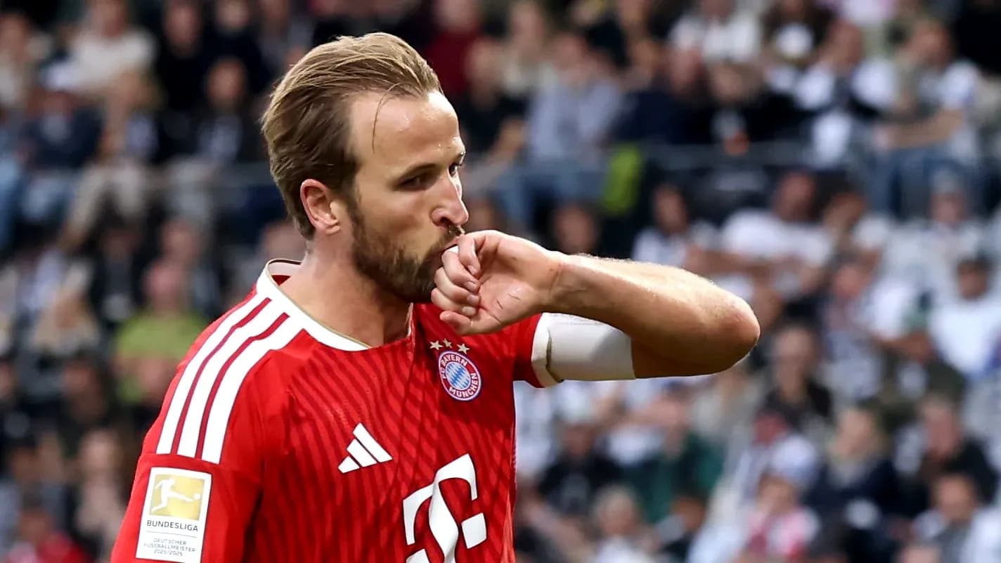 Joueur de Bayern Munich embrassant son maillot