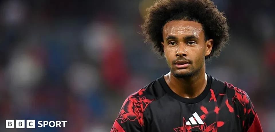 Joueur en tenue de Manchester United sur le terrain