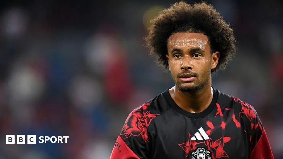 Joueur en tenue de Manchester United sur le terrain