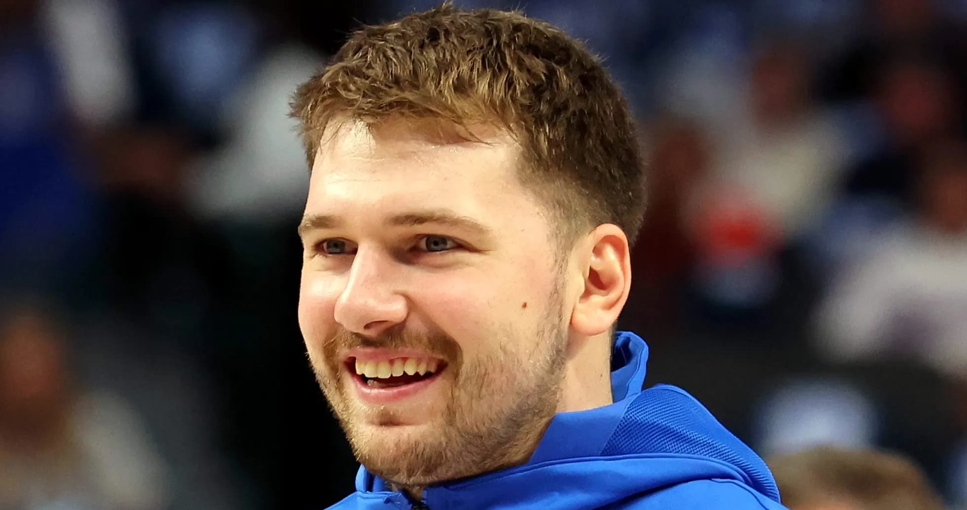 Joueur souriant en tenue de sport avant le match