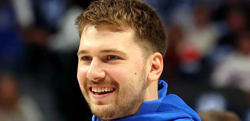 Joueur souriant en tenue de sport avant le match