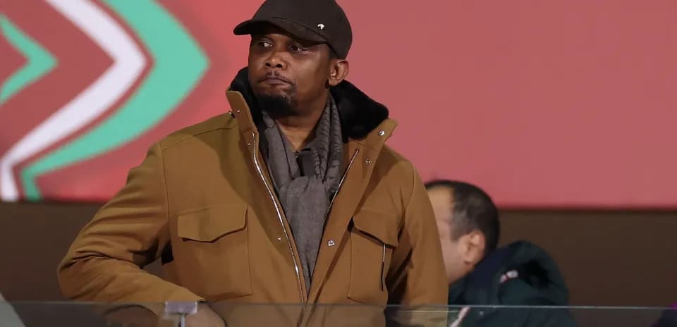 Homme en manteau observant un événement sportif