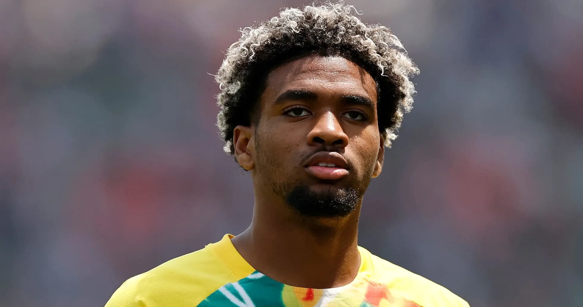 Joueur portant un maillot jaune sur le terrain