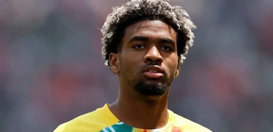 Joueur portant un maillot jaune sur le terrain