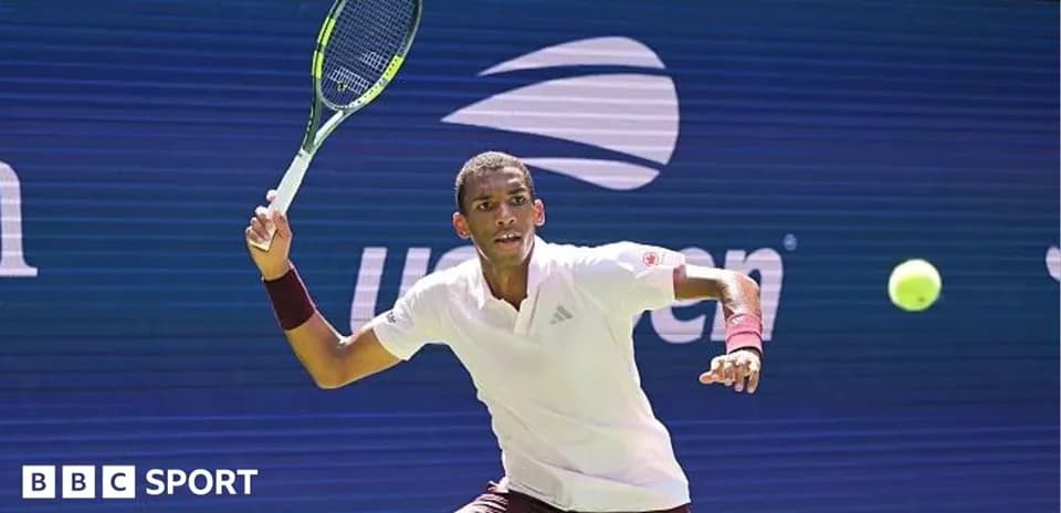 Joueur de tennis frappant la balle sur le court
