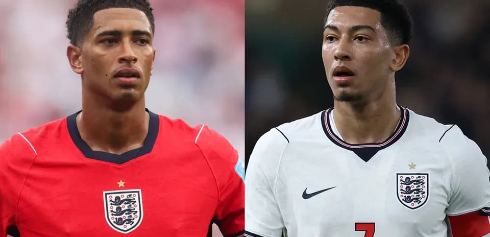 Deux joueurs anglais en maillots de l'équipe nationale
